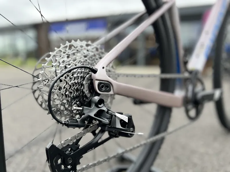 Ex-Demo Revolt Advanced 1 Shell White Medium-2