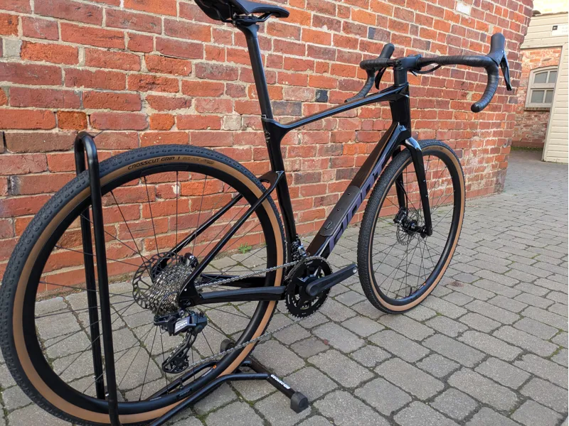 EX DEMO Giant Revolt Advanced 2 Gravel Bike in Black Size Large-1